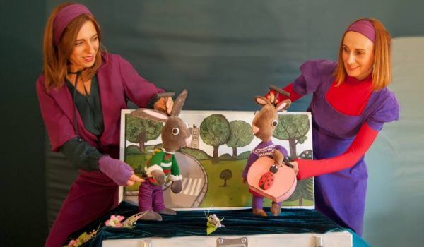 &Eta; &Pi;&alpha;&rho;&alpha;&mu;&upsilon;&theta;&omicron;&chi;ώ&rho;&alpha; &pi;ά&epsilon;&iota; &sigma;&tau;&omicron; &Mu;&omicron;&upsilon;&sigma;&epsilon;ί&omicron; &Lambda;&alpha;&lambda;&alpha;&omicron;ύ&nu;&eta; &mu;&epsilon; &tau;&omicron;&nu; &beta;&alpha;&tau;&rho;&alpha;&chi;ά&kappa;&omicron;