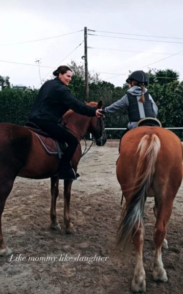 Υβόννη Μπόσνιακ: Για ιππασία μαζί με την εξάχρονη κόρη της