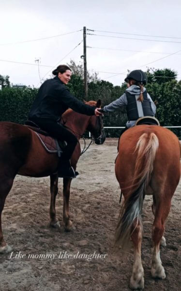 &Upsilon;&beta;ό&nu;&nu;&eta; &Mu;&pi;ό&sigma;&nu;&iota;&alpha;&kappa;: &Gamma;&iota;&alpha; &iota;&pi;&pi;&alpha;&sigma;ί&alpha; &mu;&alpha;&zeta;ί &mu;&epsilon; &tau;&eta;&nu; &epsilon;&xi;ά&chi;&rho;&omicron;&nu;&eta; &kappa;ό&rho;&eta; &tau;&eta;&sigmaf;