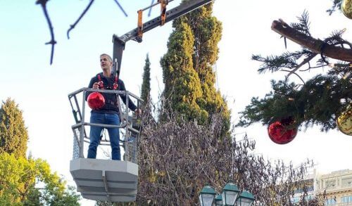 Κώστας Μπακογιάννης: Στόλισε το χριστουγεννιάτικο δέντρο στο Σύνταγμα υπό το βλέμμα του μικρού του γιου