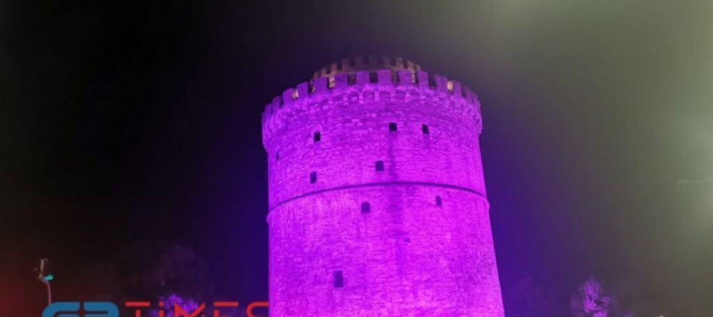 Παγκόσμια Ημέρα Προωρότητας: Φωταγωγήθηκε μωβ ο Λευκός Πύργος για τα παιδιά που γεννιούνται πρόωρα (vid)