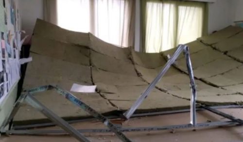Έπεσε η οροφή σε αίθουσα δημοτικού σχολείου στη Θεσσαλονίκη - Από θαύμα σώθηκαν οι μαθητές