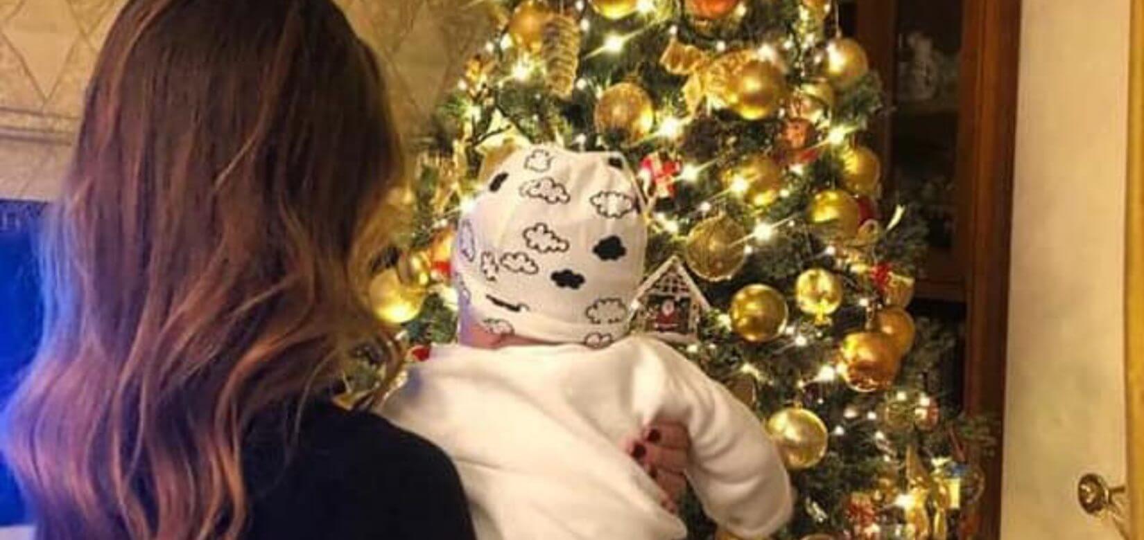 Η Έφη Αχτσιόγλου εύχεται Καλά Χριστούγεννα αγκαλιά με τον γιο της