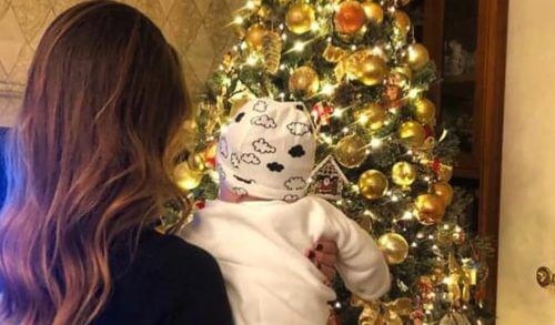 Η Έφη Αχτσιόγλου εύχεται Καλά Χριστούγεννα αγκαλιά με τον γιο της