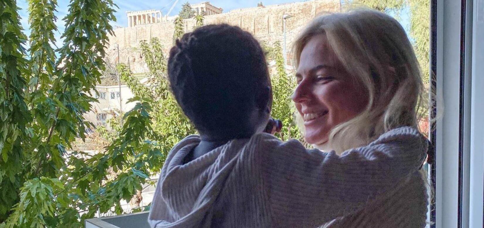 Η Χριστίνα Κόντοβα μυεί την Ada στον ελληνικό πολιτισμό - Μητέρα και κόρη στο μουσείο της Ακρόπολης (pic)