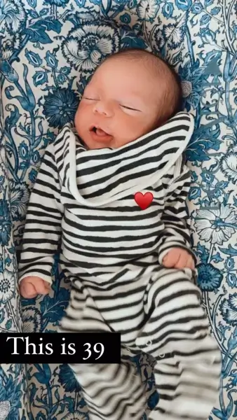 &Eta; &Mu;&alpha;ί&rho;&eta; &Kappa;&alpha;&tau;&rho;ά&nu;&tau;&zeta;&omicron;&upsilon; &gamma;&iota;&omicron;&rho;&tau;ά&zeta;&epsilon;&iota; &kappa;&alpha;&iota; &mu;&alpha;&sigmaf; &delta;&epsilon;ί&chi;&nu;&epsilon;&iota; &pi;&rho;ώ&tau;&eta; &phi;&omicron;&rho;ά &tau;&omicron; &mu;&omega;&rho;ό &tau;&eta;&sigmaf;