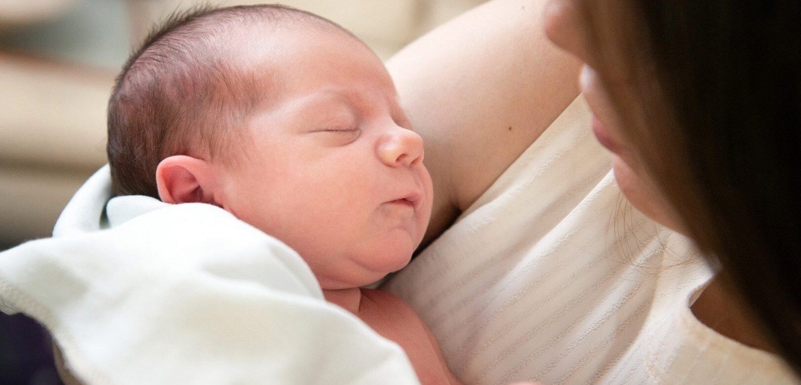 Αδεια μητρότητας: Αυξάνεται από 6 σε 9 μήνες - Τρίμηνη παράταση και του επιδόματος