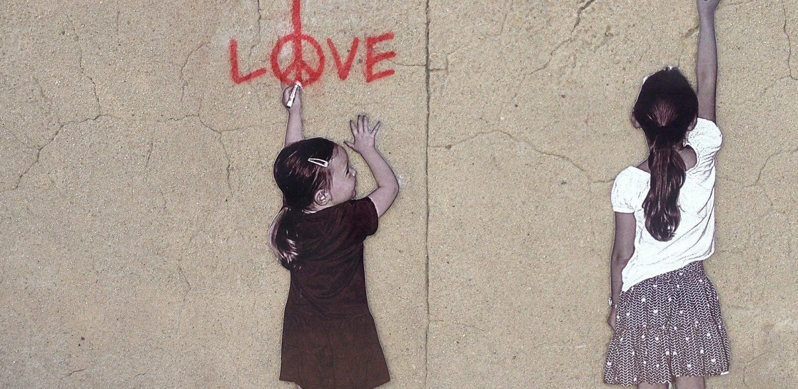 Πώς να κρυφτείς απ' τα παιδιά; Έτσι κι αλλιώς τα ξέρουν όλα… Ο Άκης Σκέρτσος μιλά για τα ανήλικα και τον πόλεμο