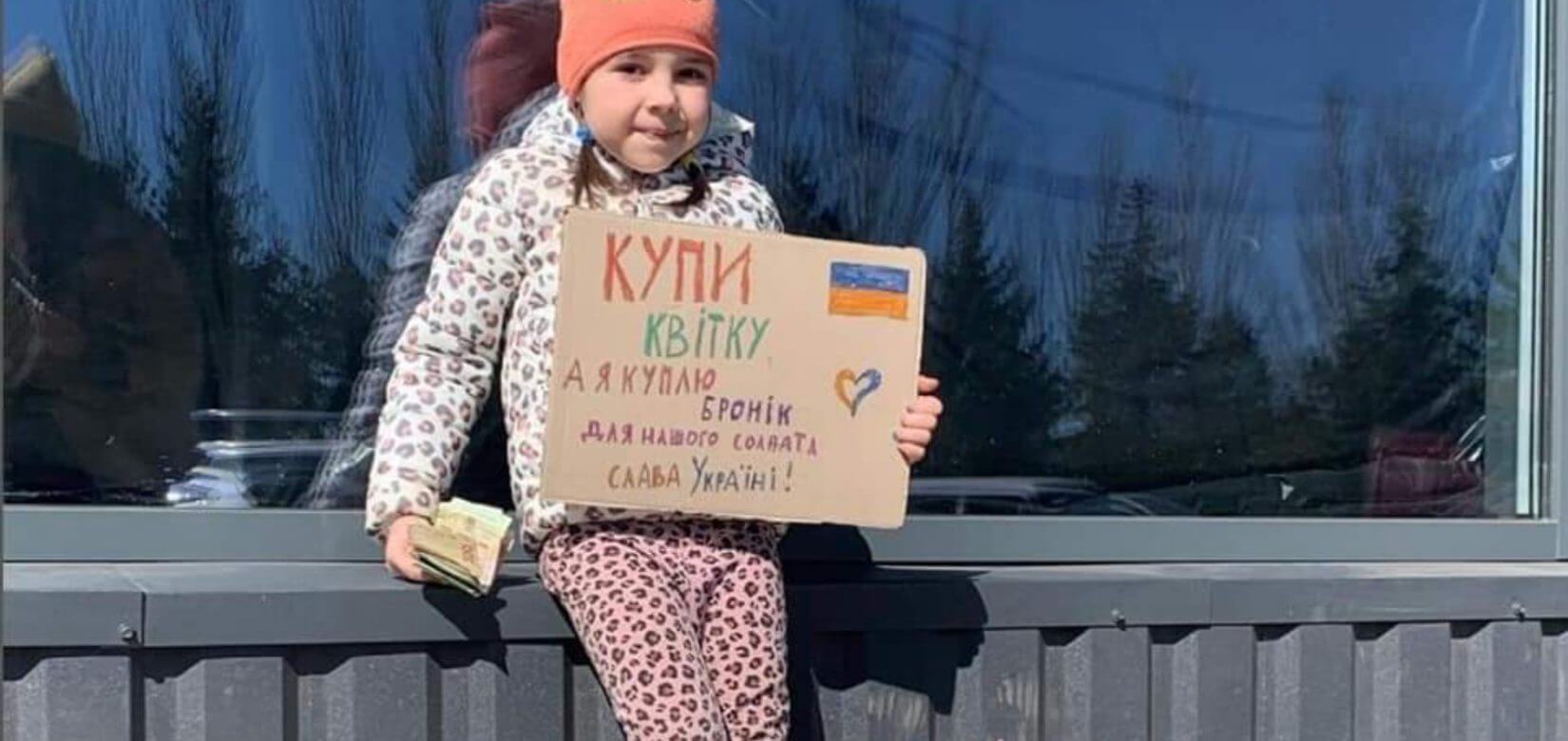 Ουκρανία: Μια 7χρονη έσπασε τον κουμπαρά της για να αγοράσει ένα αλεξίσφαιρο γιλέκο σε στρατιώτη