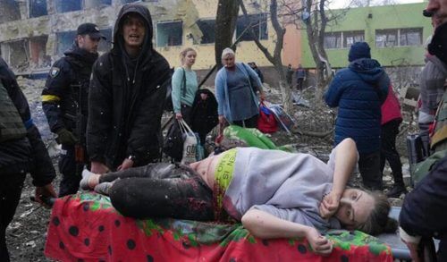 Η φρίκη του πολέμου: Σκοτώθηκε βρέφος από επίθεση σε μαιευτήριο στην Ουκρανία