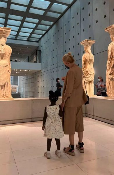 Η Χριστίνα Κόντοβα μυεί την Ada στον ελληνικό πολιτισμό - Μητέρα και κόρη στο μουσείο της Ακρόπολης (pic)