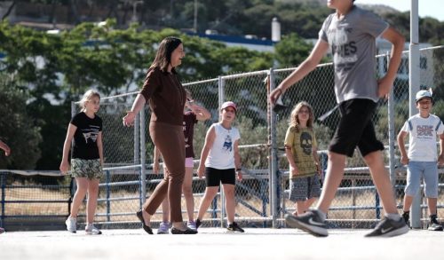 Η Νίκη Κεραμέως έγινε... παιδί: Έπαιξε «μήλα» με μαθητές στη Σύρο