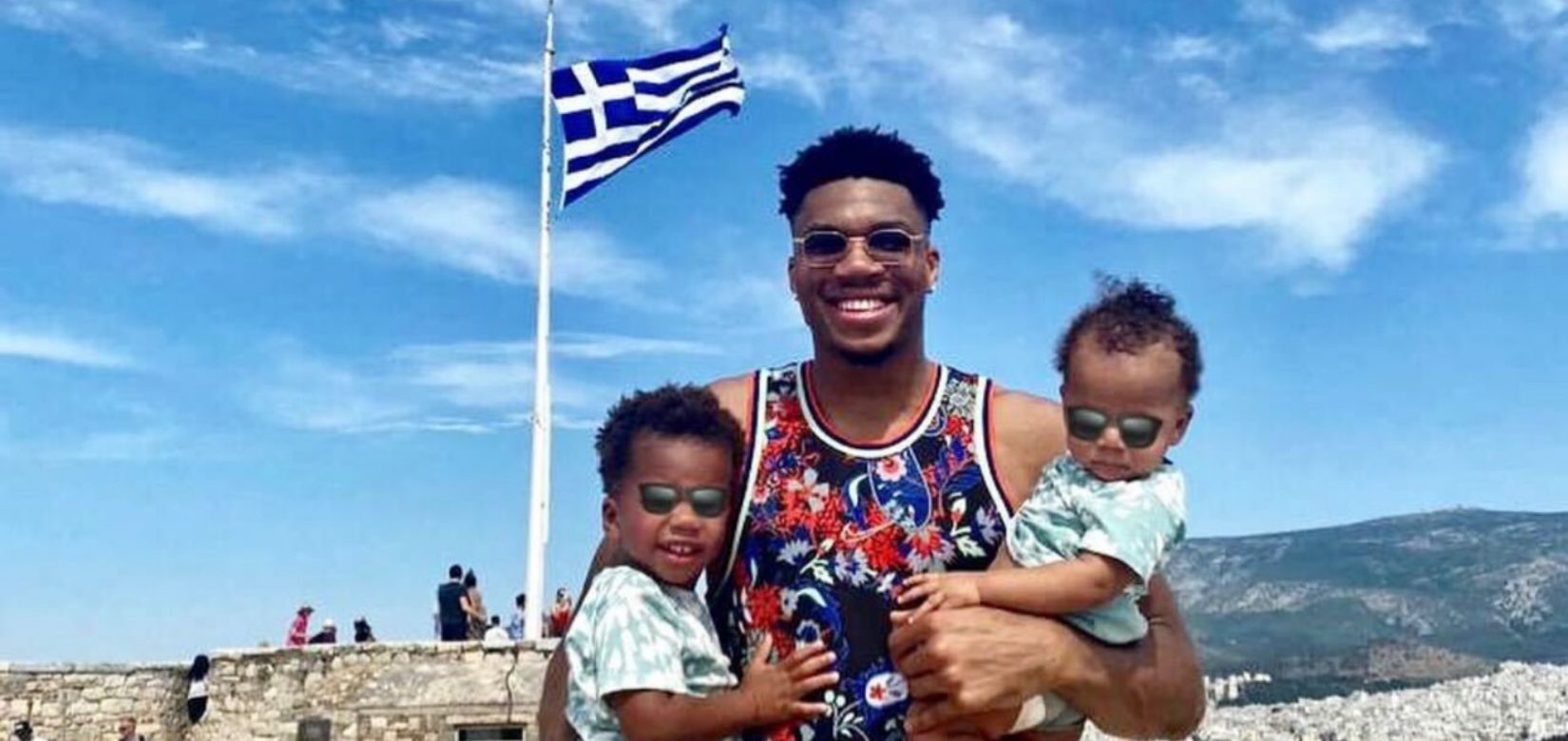 Γιάννης Αντετοκούνμπο: Ποζάρει αγκαλιά με τους δυο γιους του με φόντο την Ακρόπολη