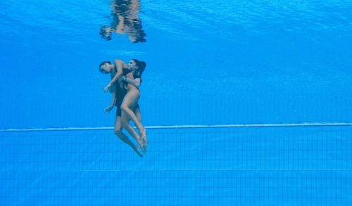 Η δραματική διάσωση αθλήτριας, που λιποθύμησε στην πισίνα - Μόνο η προπονήτρια της αντιλήφθηκε και βούτηξε να τη σώσει