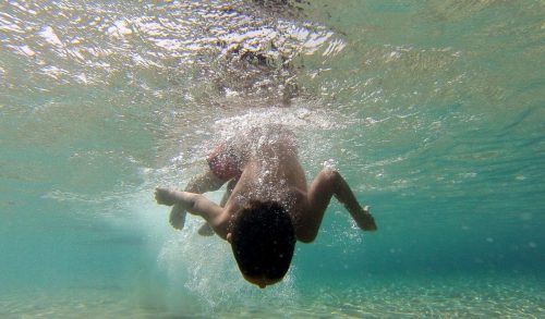 Στην Εντατική 6χρονη που παραλίγο να πνιγεί στη θάλασσα της Ζαχάρως - Είχε έρθει διακοπές από την Ελβετία