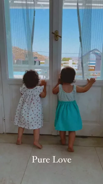 Χριστίνα Μπόμπα: Οι δίδυμες κόρες της αγναντεύουν τη θέα από το παράθυρο τους στη Μύκονο