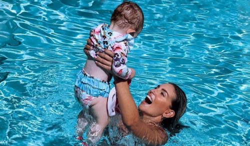 Αθηνά Οικονομάκου: Τα παιχνίδια στην πισίνα με την κόρη της, Σιέννα