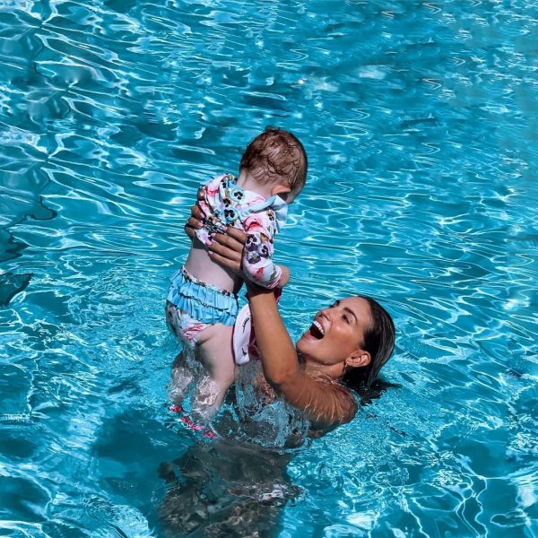 Αθηνά Οικονομάκου: Τα παιχνίδια στην πισίνα με την κόρη της, Σιέννα
