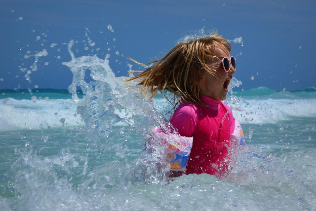 Περιπέτεια για 3χρονη στη Σαρωνίδα - Παρασύρθηκε με το στρώμα θαλάσσης στα ανοιχτά