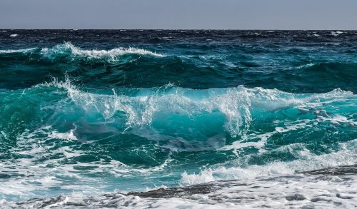 Σβήνουν οι ελπίδες για τον 17χρονο που παρέσυραν τα κύματα στην Ικαρία - Η μαρτυρία του φίλου του