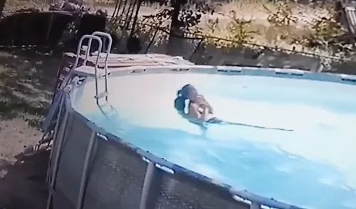 Ένας 10χρονος έσωσε τη μητέρα του από πνιγμό στην πισίνα τους - «Σούπερ - ήρωας»! (vid)