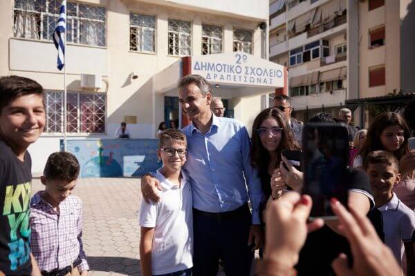 Στον αγιασμό σε δημοτικό της Δραπετσώνας ο πρωθυπουργός - Oι selfies με μαθητές και η "εισβολή" σε τάξεις