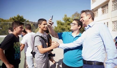 Στον αγιασμό σε δημοτικό της Δραπετσώνας ο πρωθυπουργός - Oι selfies με μαθητές και η "εισβολή" σε τάξεις