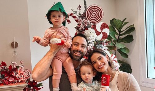 Χριστίνα Μπόμπα - Σάκης Τανιμανίδης: Στόλισαν το χριστουγεννιάτικο δέντρο με τις δίδυμες κόρες τους