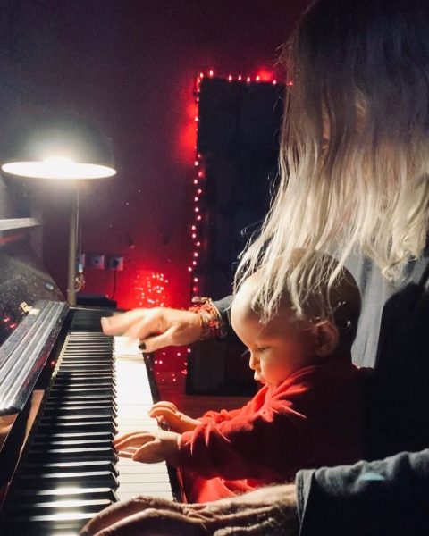 O Νίκος Καρβέλας μυεί τον μικρό του γιο στη μουσική - Η πρώτη τους φωτογραφία
