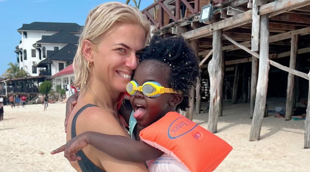 Χριστίνα Κόντοβα: Τα διαφορετικά Χριστούγεννα στη Ζανζιβάρη αγκαλιά με την κόρη της Έιντα