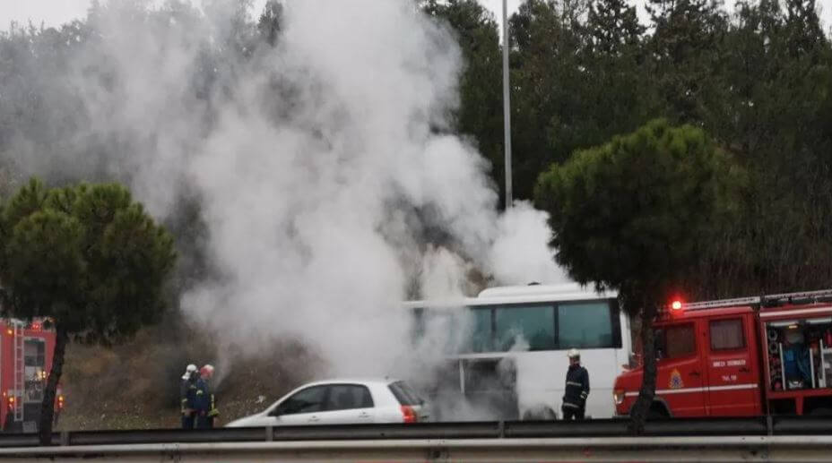 Φωτιά σε σχολικό λεωφορείο γεμάτο παιδιά στη Θεσσαλονίκη