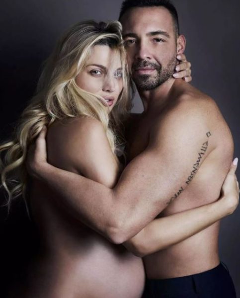 Κωνσταντίνα Σπυροπούλου: Γυμνή στην αγκαλιά του συζύγου της λίγο πριν γεννήσει (pics)
