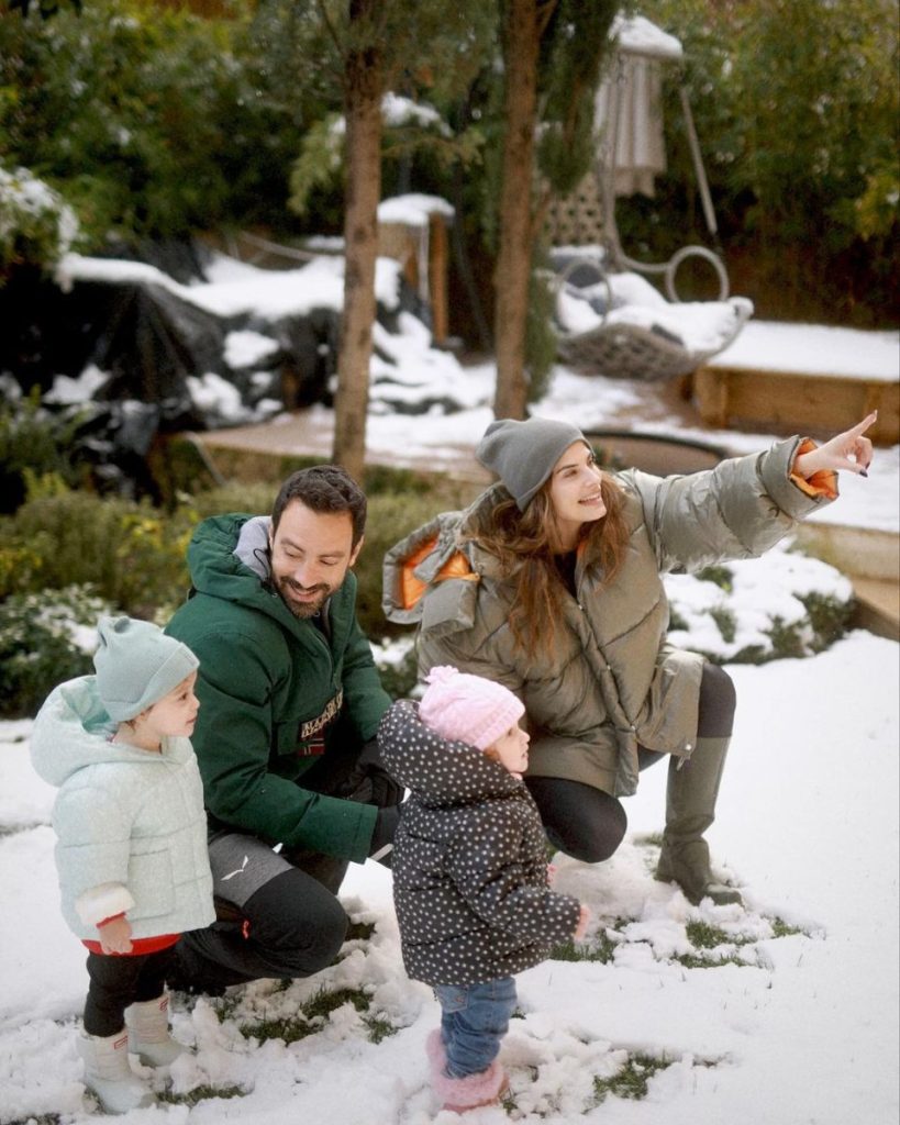 Μπόμπα - Τανιμανίδης: Απόλαυσαν το παιχνίδι στα χιόνια με τις δίδυμες κόρες τους