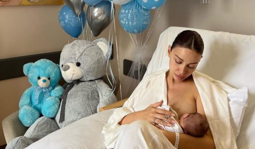 Eλένη Φουρέιρα: Μας δείχνει τον νεογέννητο γιο της την ώρα που θηλάζει