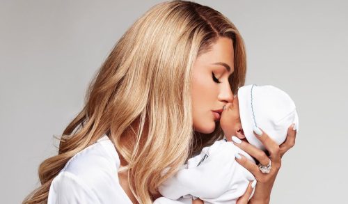 Πάρις Χίλτον: Ποζάρει αγκαλιά με το νεογέννητο γιο που απέκτησε με παρένθετη μητέρα