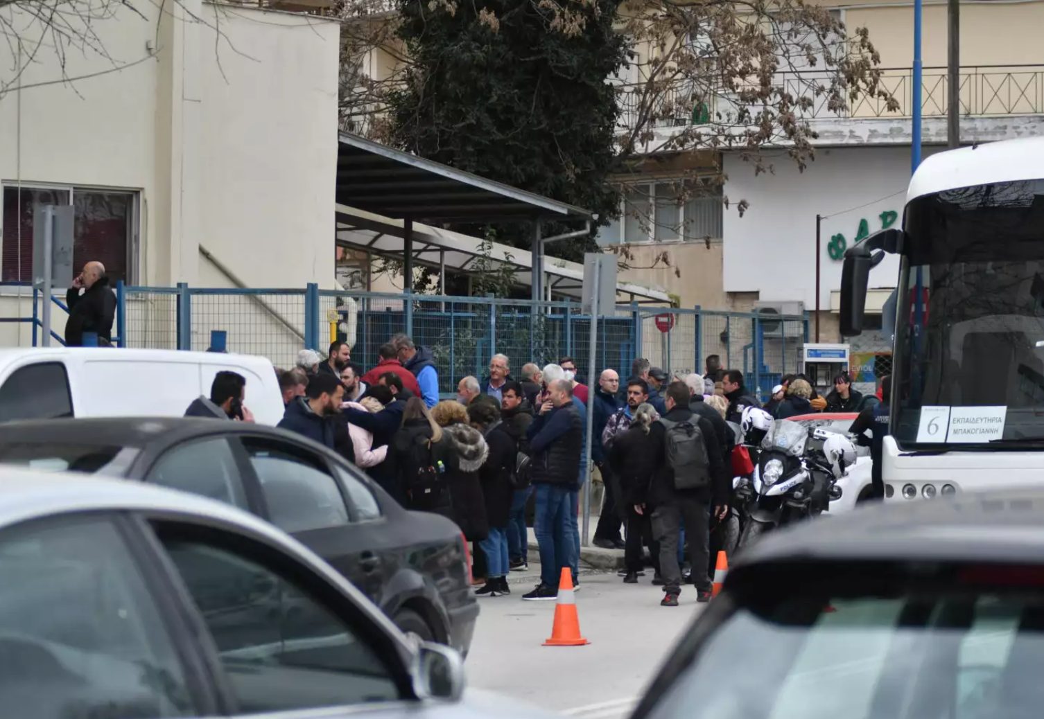Σκηνές αρχαίας τραγωδίας έξω από το Νοσοκομείο Λάρισας - Συγγενείς καλούνται να αναγνωρίσουν θύματα