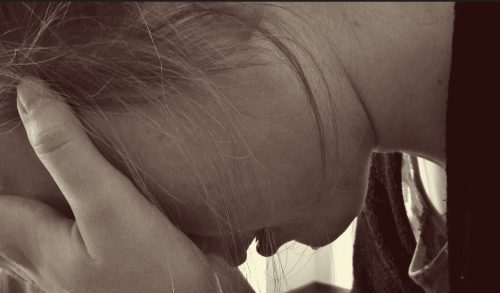 Τέμπη: Συγκλονίζει η μητέρα τραυματία φοιτητή – «Σκάστε, σήμερα ουρλιάζουν οι μανάδες»