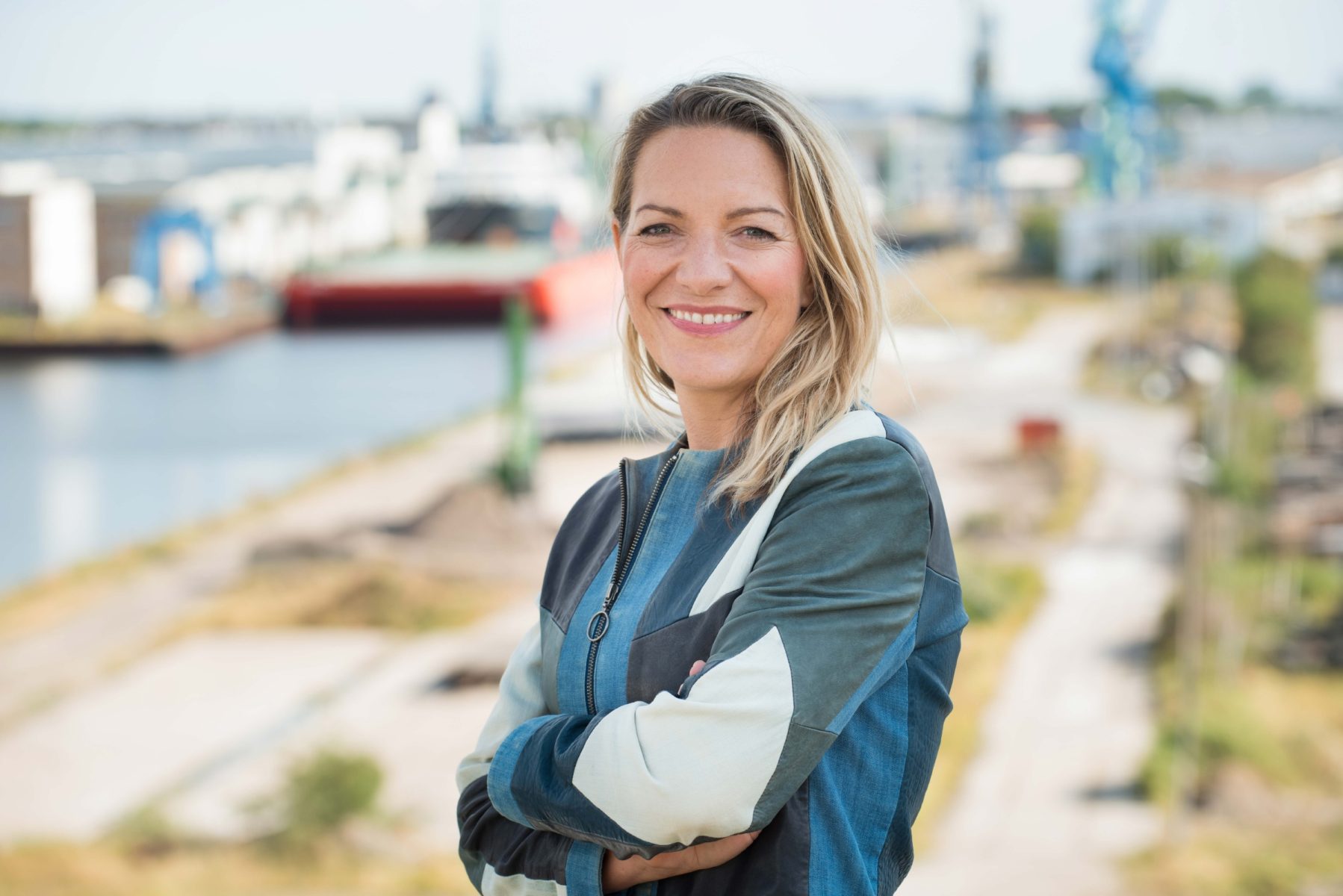 &Pi;&alpha;&gamma;&kappa;ό&sigma;&mu;&iota;&alpha; &Eta;&mu;έ&rho;&alpha; &Gamma;&upsilon;&nu;&alpha;ί&kappa;&alpha;&sigmaf;: &Eta; Barbie &epsilon;&nu;&theta;&alpha;&rho;&rho;ύ&nu;&epsilon;&iota; &tau;&alpha; &kappa;&omicron;&rho;ί&tau;&sigma;&iota;&alpha; &nu;&alpha; &alpha;&nu;&alpha;&kappa;&alpha;&lambda;ύ&psi;&omicron;&upsilon;&nu; &tau;&iota;&sigmaf; &alpha;&pi;&epsilon;&rho;&iota;ό&rho;&iota;&sigma;&tau;&epsilon;&sigmaf; &delta;&upsilon;&nu;&alpha;&tau;ό&tau;&eta;&tau;έ&sigmaf; &tau;&omicron;&upsilon;