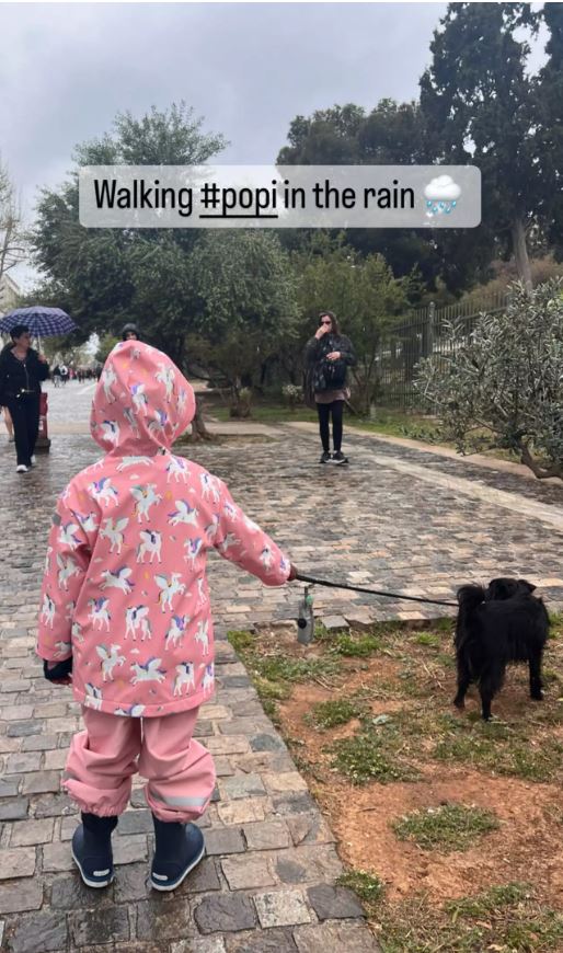 Χριστίνα Κοντοβά: Βόλτα με την κόρη της, Έιντα στη βροχερή Αθήνα