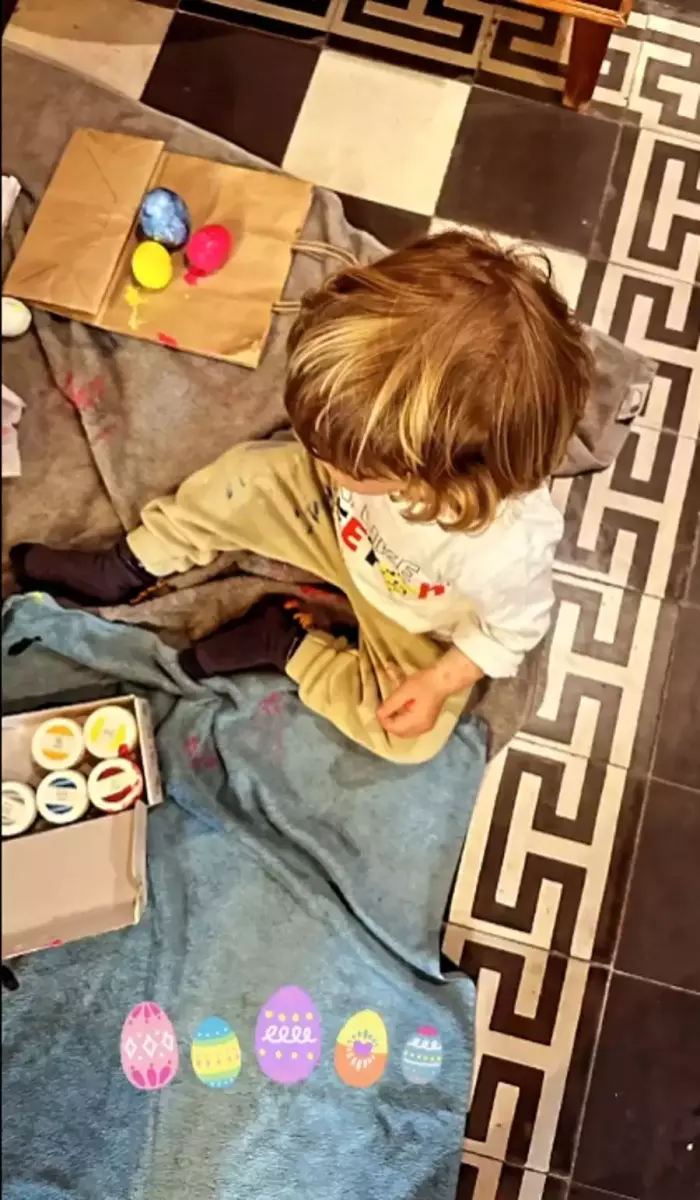 Η Τζένη Μπαλατσινού μπήκε στην κουζίνα κι έβαψε αυγά με τον δίχρονο γιο της