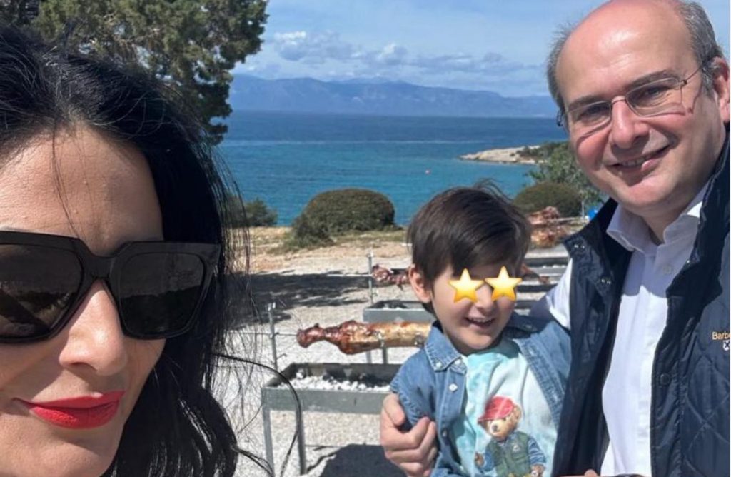 Κωστής Χατζηδάκης: Απίθανο - Η πρώτη λέξη που έγραψε ο γιος του ήταν... ΕΦΚΑ