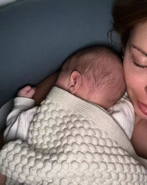 Φουρέιρα: Στο στούντιο με τον γιο της - Η γλυκιά φωτογραφία που κοιμάται στην αγκαλιά της
