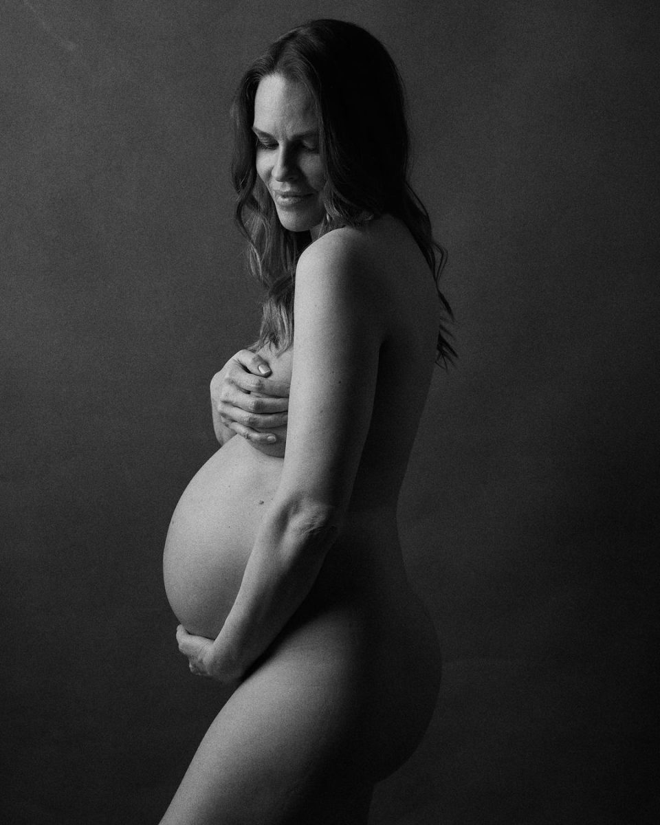 Χίλαρι Σουάνκ: Οι «μαγικές» γυμνές φωτογραφίες της κατά τη διάρκεια της εγκυμοσύνης της