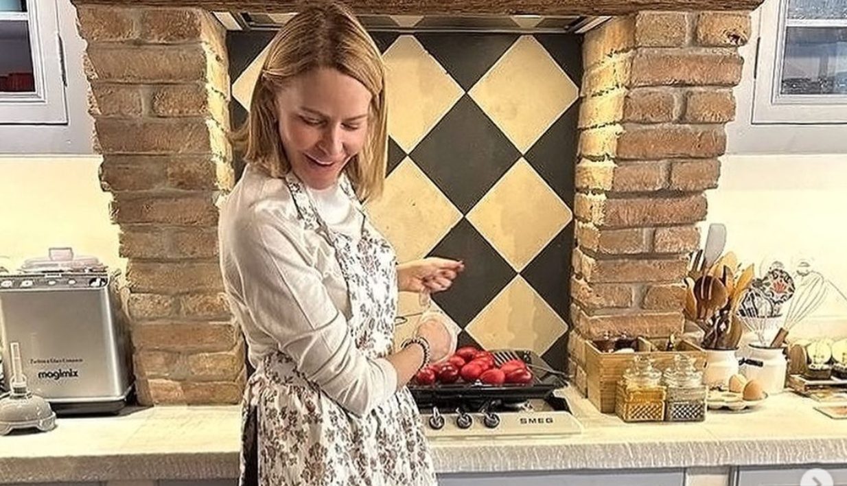 Η Τζένη Μπαλατσινού μπήκε στην κουζίνα κι έβαψε αυγά με τον δίχρονο γιο της