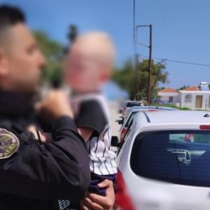 Συγκλονιστική φωτογραφία: Ο αστυνομικός κρατά στην αγκαλιά του το μωρό που απεγκλώβισε - Το άφησαν οι γονείς στο αυτοκίνητο