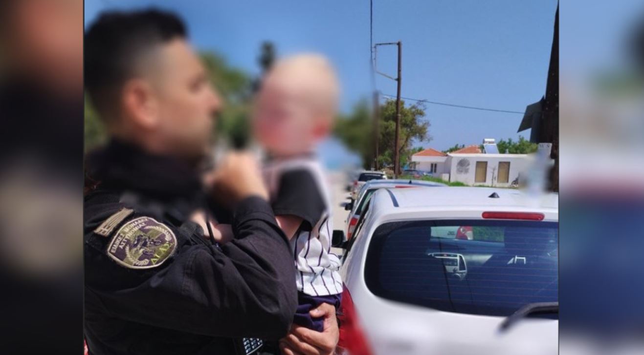 Συγκλονιστική φωτογραφία: Ο αστυνομικός κρατά στην αγκαλιά του το μωρό που απεγκλώβισε - Το άφησαν οι γονείς στο αυτοκίνητο