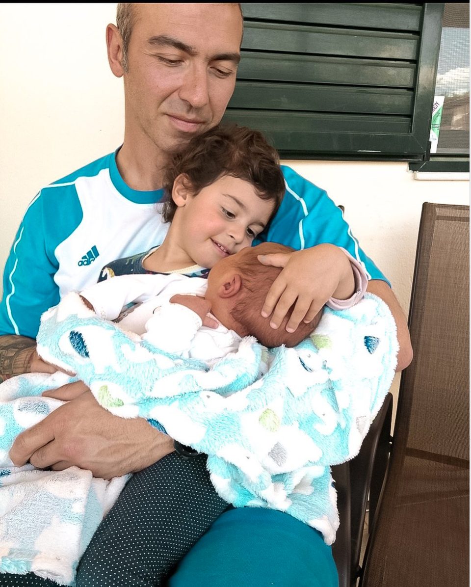 &Delta;ώ&rho;&alpha; &Tau;&sigma;&alpha;&mu;&pi;ά&zeta;&eta;: &Sigma;&upsilon;&gamma;&kappa;&iota;&nu;&epsilon;ί &eta; &alpha;&nu;ά&rho;&tau;&eta;&sigma;ή &tau;&eta;&sigmaf; &ndash; &laquo;&Sigma;&tau;&omicron;&upsilon;&sigmaf; &mu;&pi;&alpha;&mu;&pi;ά&delta;&epsilon;&sigmaf; &pi;&omicron;&upsilon; &lambda;&epsilon;ί&pi;&omicron;&upsilon;&nu; &kappa;&alpha;&iota; &theta;&alpha; &lambda;&epsilon;ί&pi;&omicron;&upsilon;&nu; &gamma;&iota;&alpha; &pi;ά&nu;&tau;&alpha;&raquo;