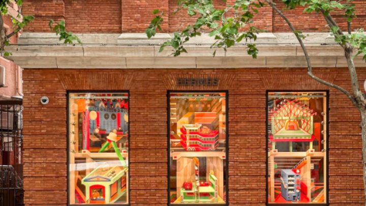 Hermès: Όταν η τέχνη συναντά τη μόδα - Έκρηξη χρωμάτων στην μπουτίκ στη Σανγκάη