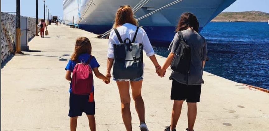 Κατερίνα Καραβάτου: Ξεκίνησε τις διακοπές - Κρουαζιέρα μαζί με τα παιδιά της στο Αιγαίο (pics)
