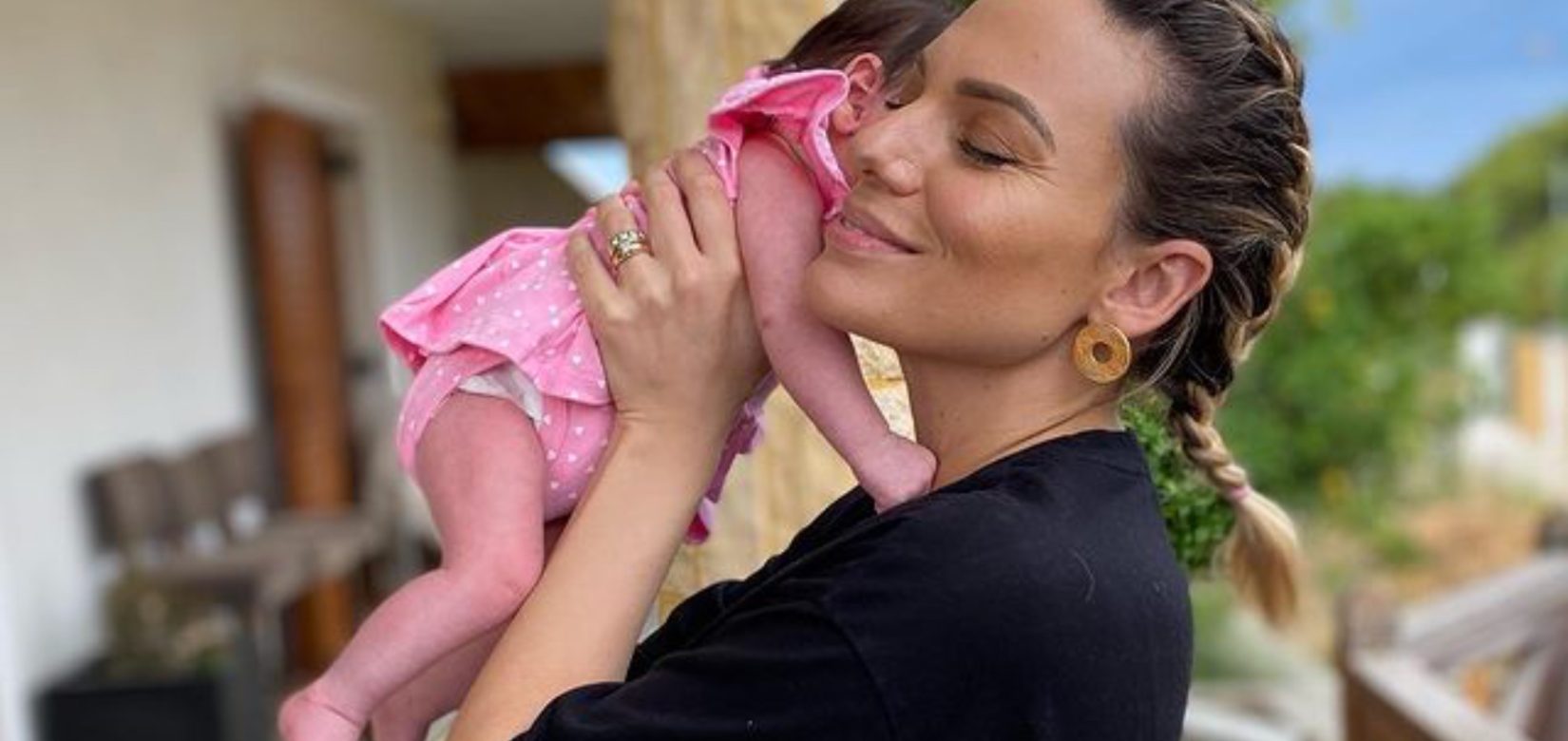 Ιωάννα Μαλέσκου: Ποζάρει αγκαλιά με τη νεογέννητη κόρη της και αποκαλύπτει το... φίλτρο που χρησιμοποιεί
